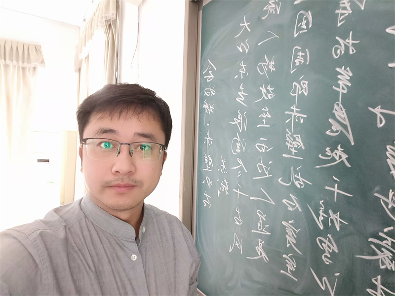 粉筆字比賽一等獎(jiǎng)獲得者劉鵬老師比賽照片.jpg