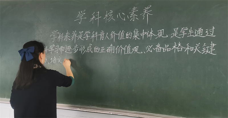 粉筆字比賽一等獎(jiǎng)獲得者黃卓娜老師比賽照片.jpg